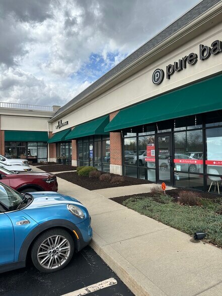 726 Carmel Dr, Carmel, IN à louer - Photo du bâtiment - Image 3 de 16