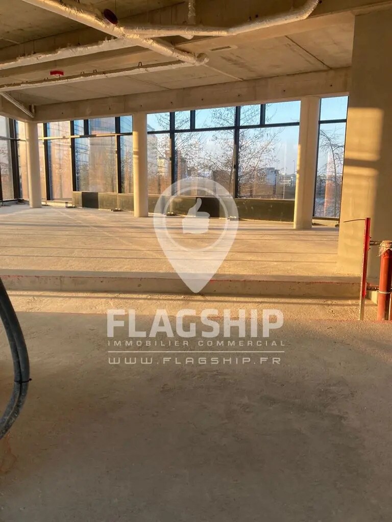 Retail in Puteaux for lease Interior Photo- Image 1 of 3