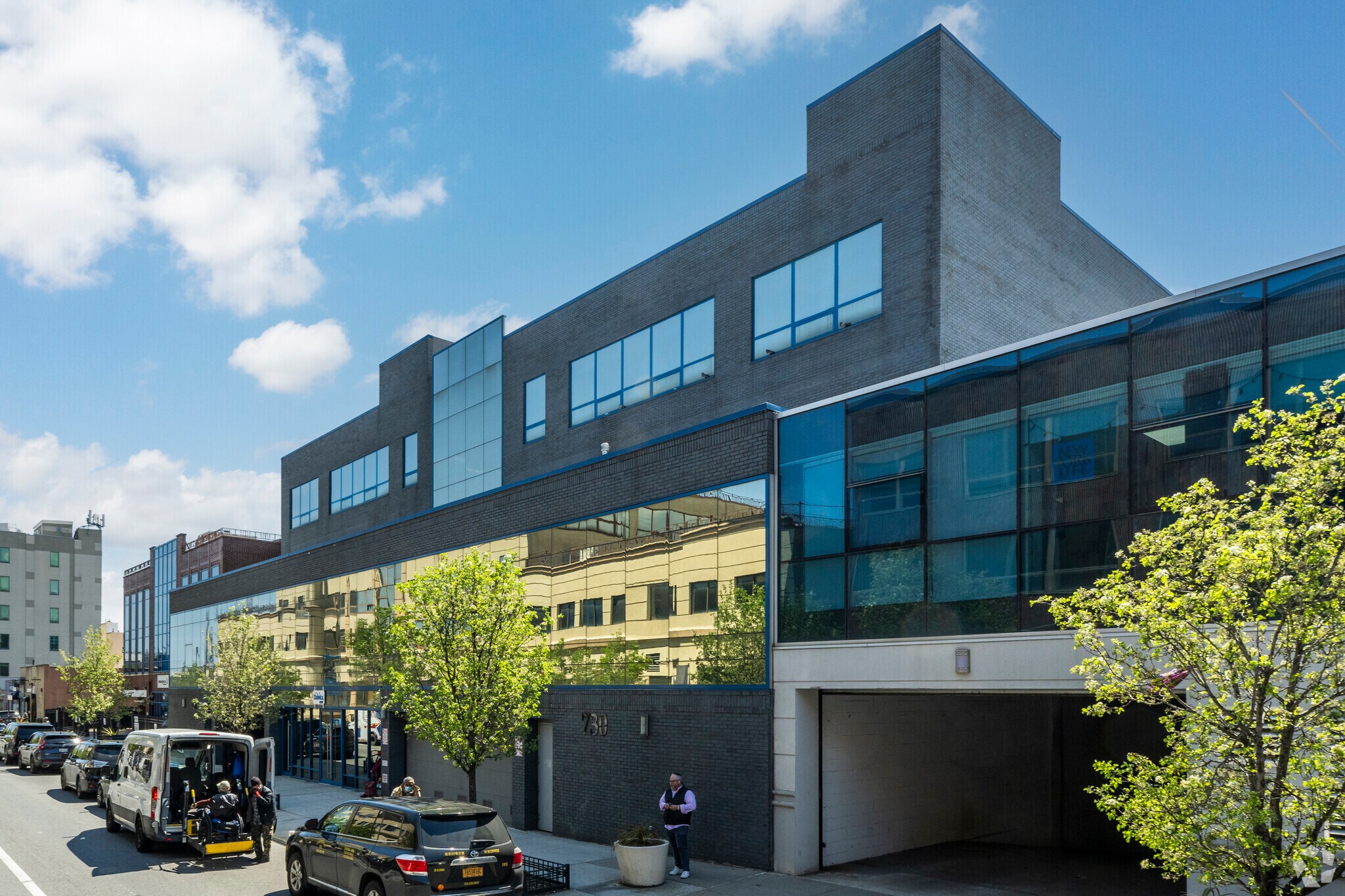 730 64th St, Brooklyn, NY à louer Photo du bâtiment- Image 1 de 21