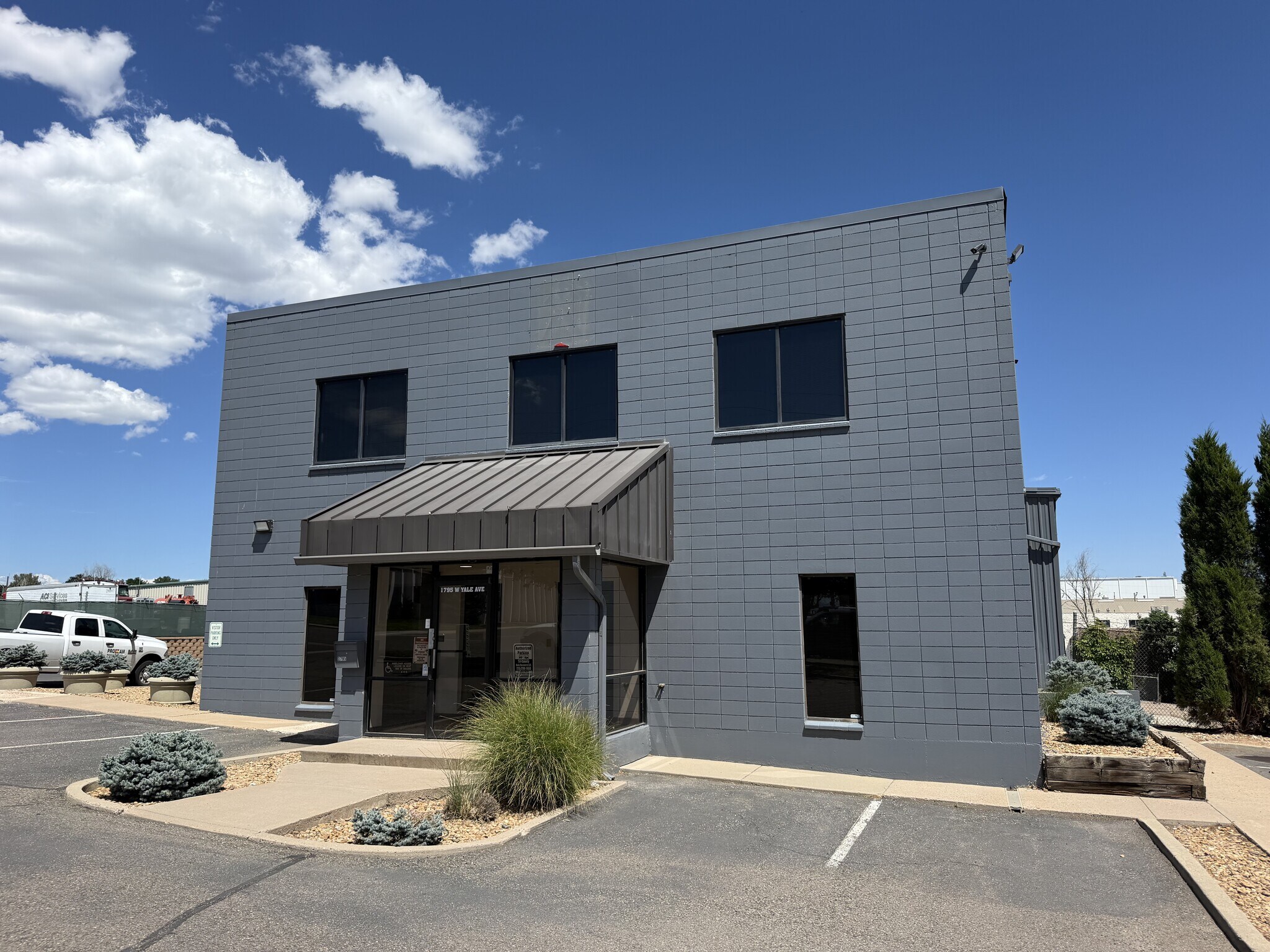 1795 W Yale Ave, Englewood, CO à louer Photo du bâtiment- Image 1 de 12