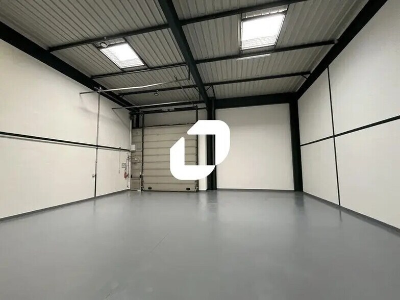 Industrial in Villepinte for lease - Interior Photo - Image 1 of 6