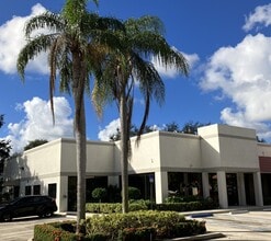 2540 Metrocentre Blvd, West Palm Beach, FL à louer Photo du bâtiment- Image 1 de 1