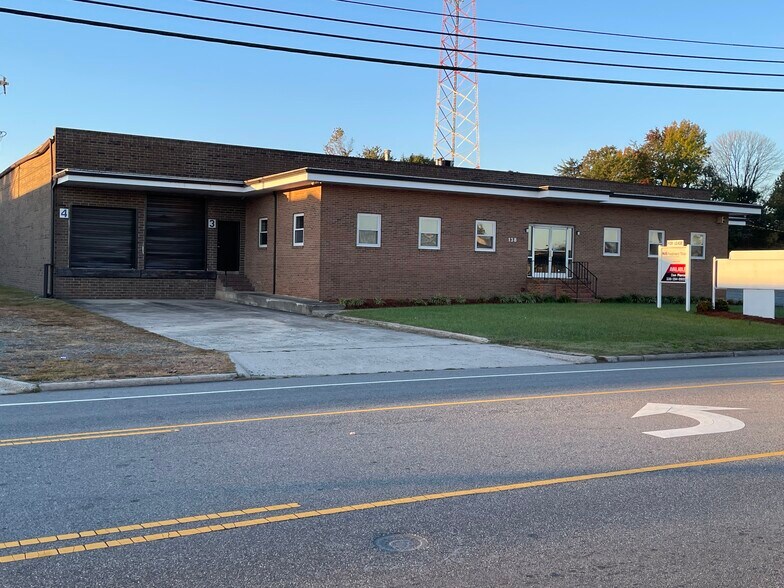 132-144 Industrial Ave, Greensboro, NC à louer - Photo du bâtiment - Image 1 de 11