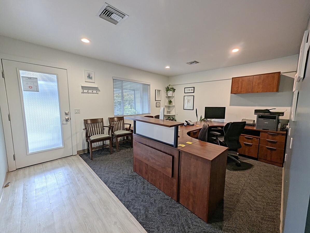 465 March Ave, Healdsburg, CA 95448 - Unit B - - Lobby - Image 2 of 16