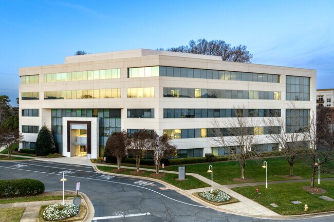 Plus de détails pour 6101 Carnegie Blvd, Charlotte, NC - Bureau à louer
