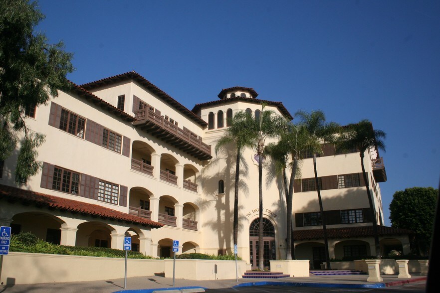 751 E Daily Dr, Camarillo, CA à louer - Photo du bâtiment - Image 1 de 1