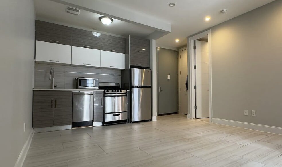 222 Monroe St, Brooklyn, NY for sale - Building Photo - Image 2 of 6