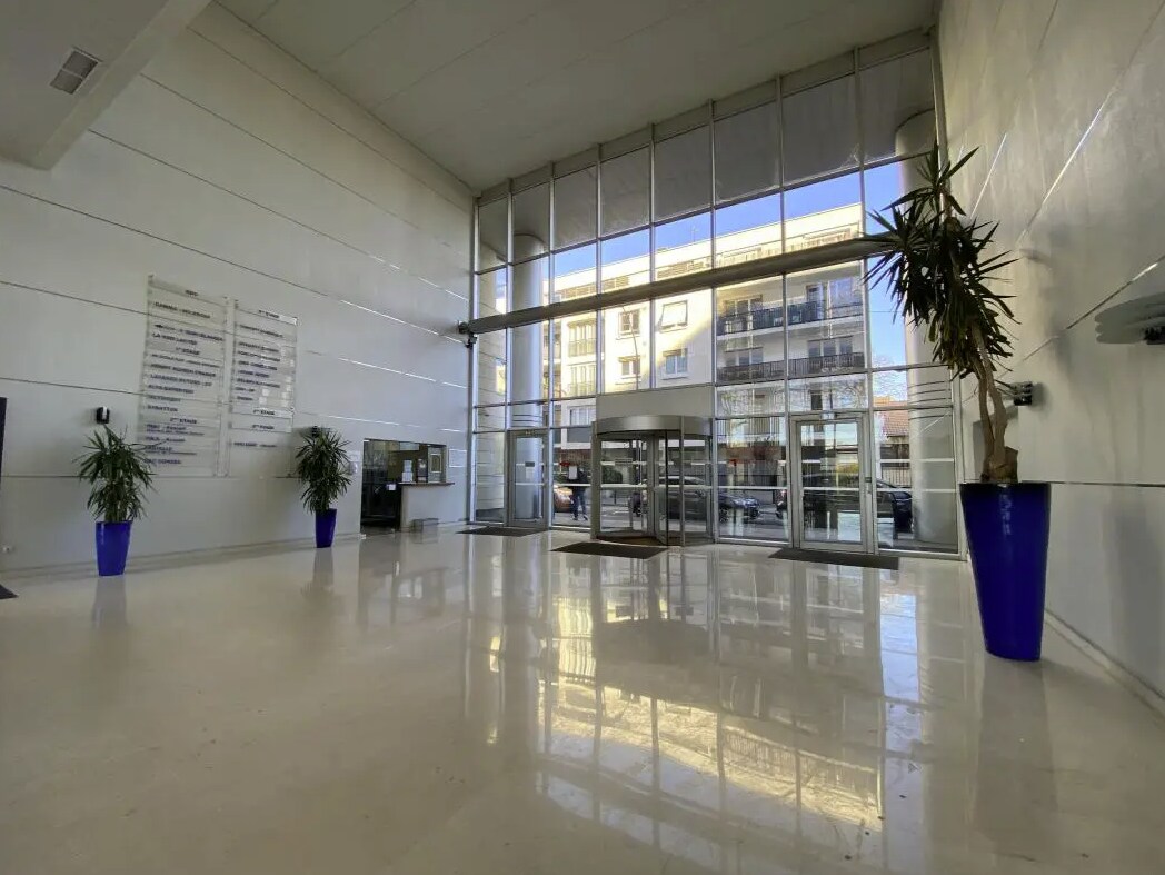 Office in Alfortville for lease Lobby- Image 1 of 4