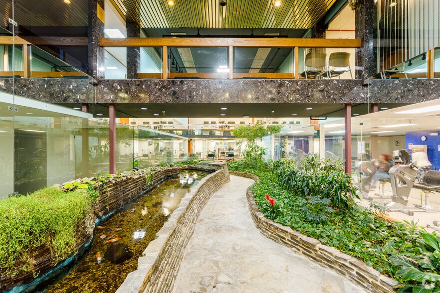 26400 W 12 Mile Rd, Southfield, MI for lease - Lobby - Image 3 of 6