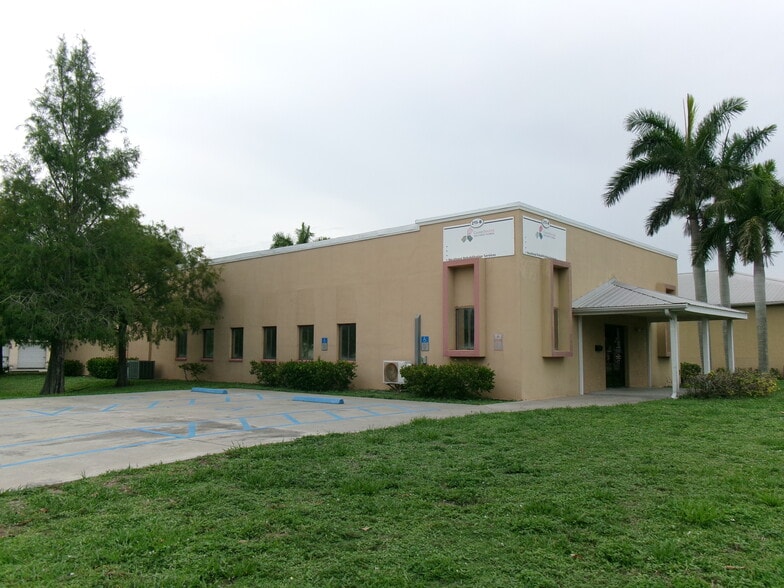 215 S Francisco St, Clewiston, FL for lease - Building Photo - Image 2 of 18