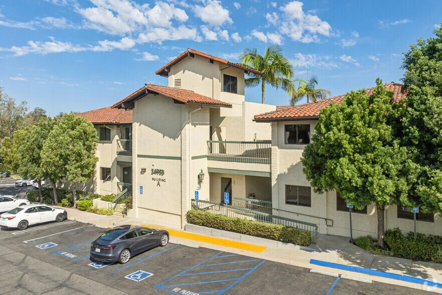 24953 Paseo De Valencia, Laguna Hills, CA à louer - Photo du bâtiment - Image 1 de 9