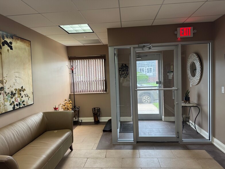 146 E 2nd St, Mineola, NY for sale - Building Photo - Image 3 of 14