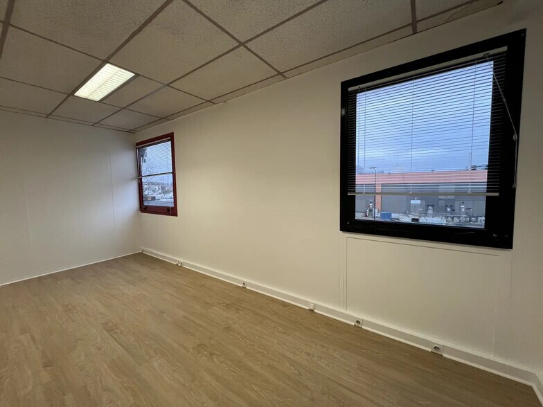 Office in Saint-Denis for lease - Interior Photo - Image 2 of 5