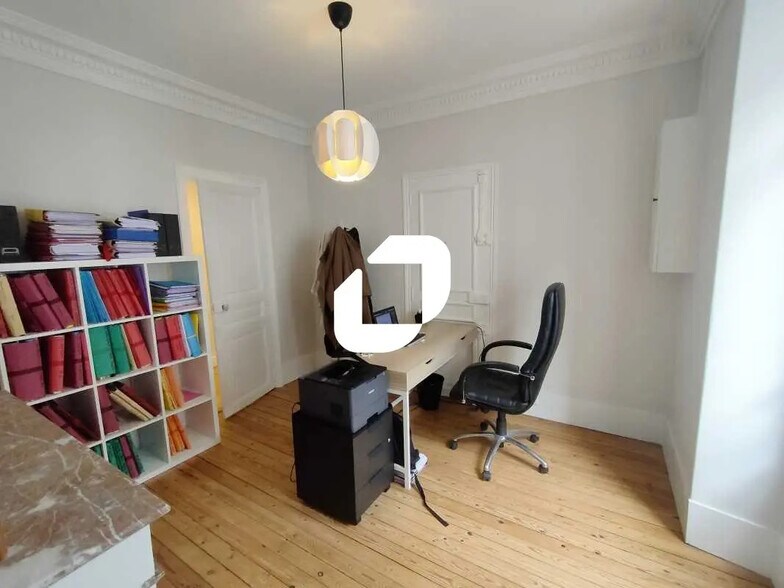 Office in Versailles for lease - Interior Photo - Image 2 of 8