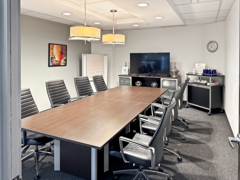 90 Burnhamthorpe Rd W, Mississauga, ON à louer - Photo intérieure - Image 2 de 16