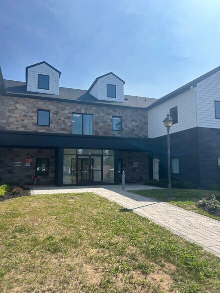 680 Heacock Rd, Yardley, PA à louer - Photo du bâtiment - Image 2 de 4