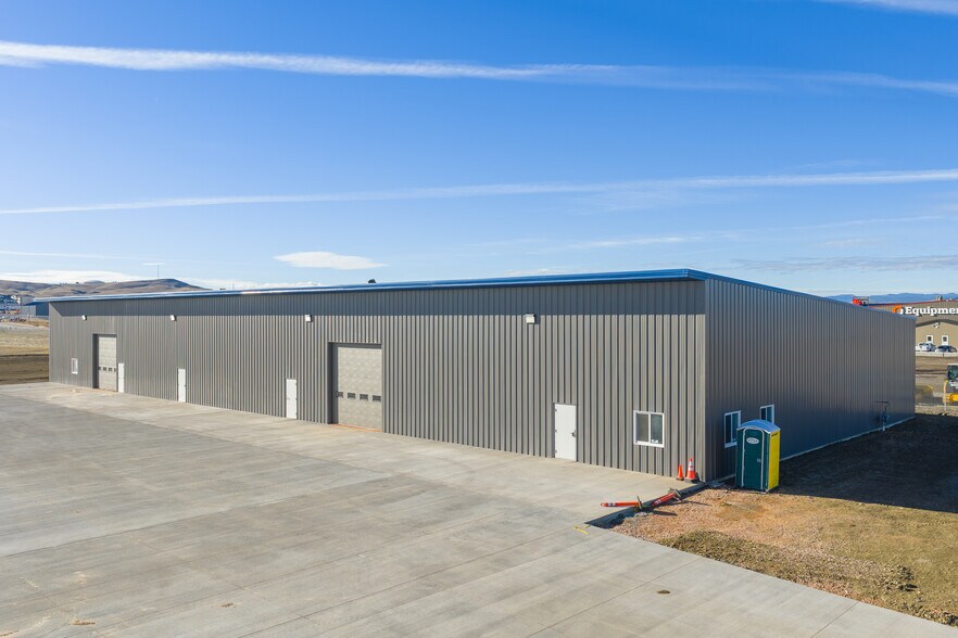 4651 Seger dr, Box Elder, SD à louer - Photo du bâtiment - Image 2 de 8