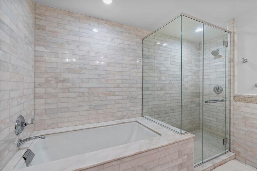 The Renaissance 8 Luxury Suite Portfolio portefeuille de 2 propriétés à vendre sur LoopNet.ca - Photo intérieure - Image 2 de 7