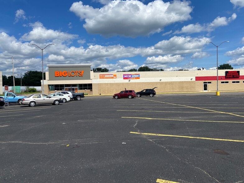 241 N Wooster Rd, Barberton, OH for lease - Building Photo - Image 2 of 6