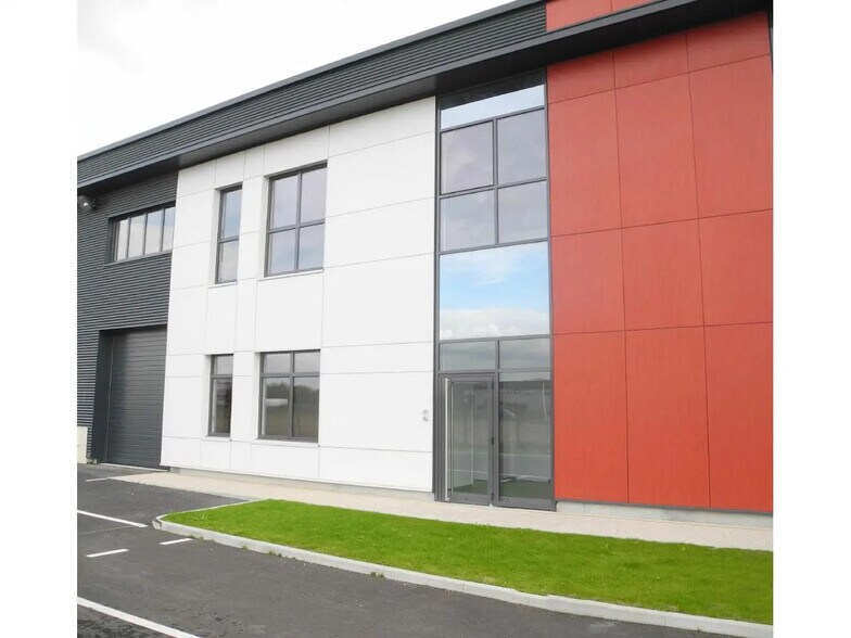 Local d'activités dans Lieusaint à vendre - Photo du bâtiment - Image 3 de 5