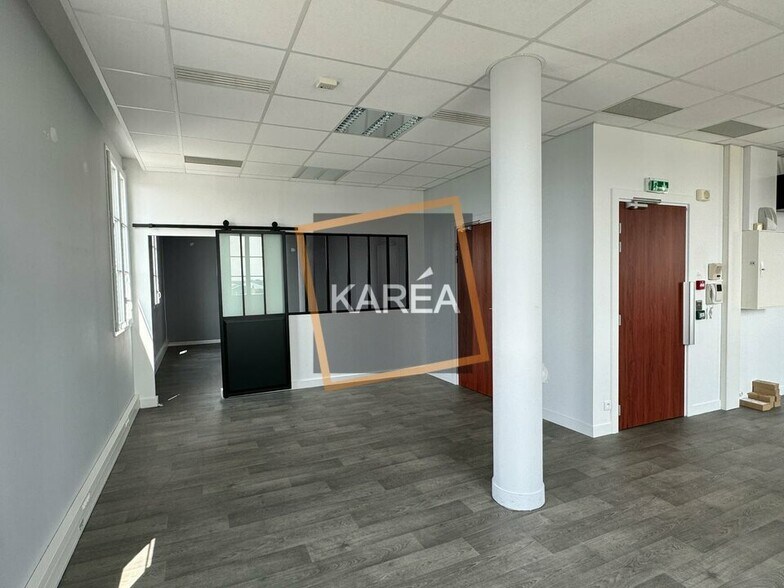 Office in Chessy for lease - Interior Photo - Image 3 of 5