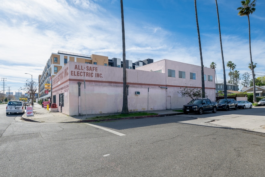 7057 Canoga Ave, Canoga Park, CA à vendre - Photo du bâtiment - Image 2 de 13