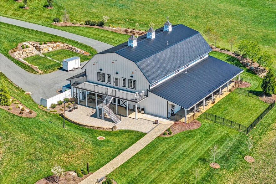 9945 Brooks Mill Rd, Burnt Chimney, VA à vendre - Photo du bâtiment - Image 2 de 61