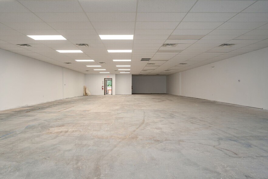 229-245 E Main St, West Jefferson, OH à louer - Photo du bâtiment - Image 3 de 14