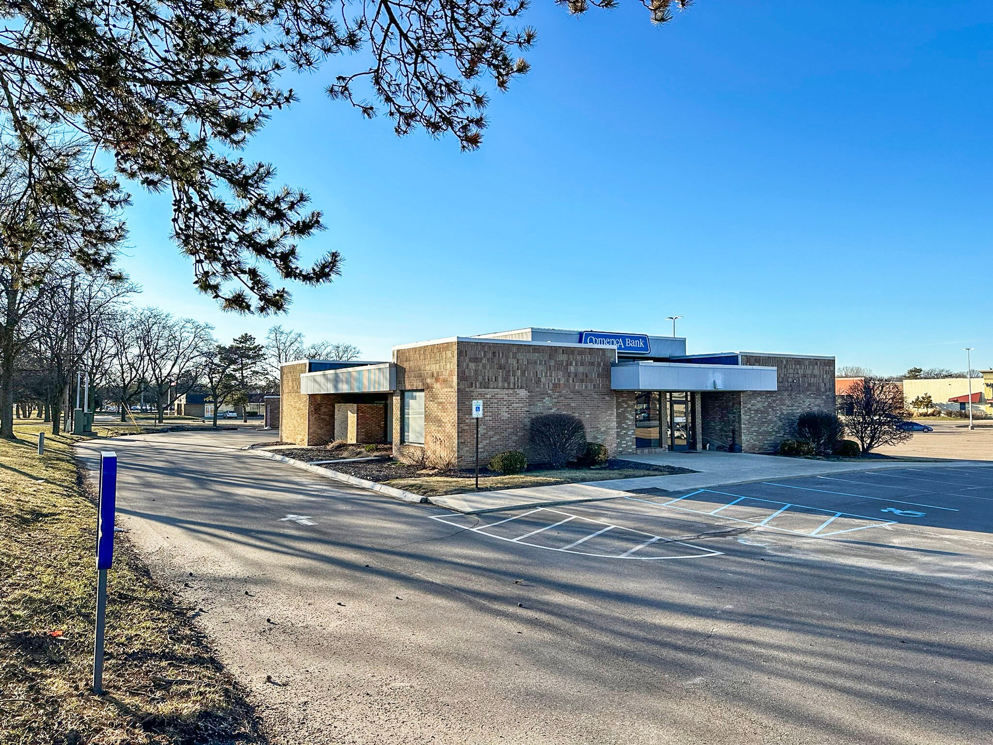 5510 W Saginaw Hwy, Lansing, MI à vendre Photo du bâtiment- Image 1 de 5