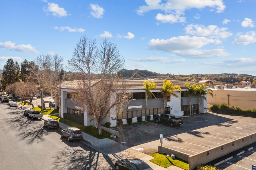 27141 Hidaway Ave, Canyon Country, CA for lease - Building Photo - Image 1 of 16