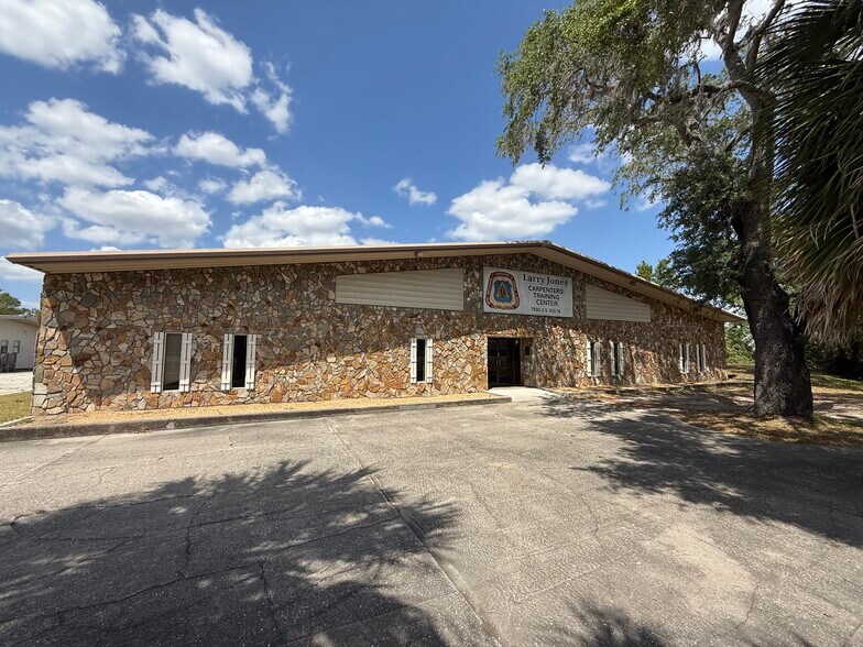 2 Buildings Totaling 21,307 SF on 2 Acre portefeuille de 2 propriétés à vendre sur LoopNet.ca - Photo du bâtiment - Image 2 de 9