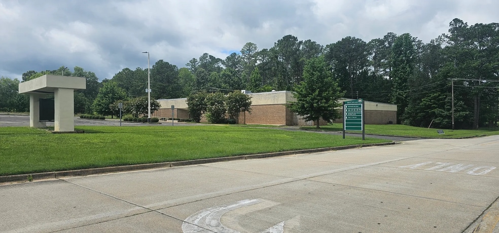 180 Town Center Dr, Anniston, AL for lease - Building Photo - Image 2 of 4