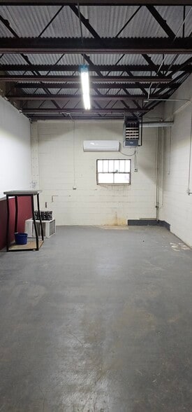 92 Lewis St, San Antonio, TX for lease - Building Photo - Image 2 of 7