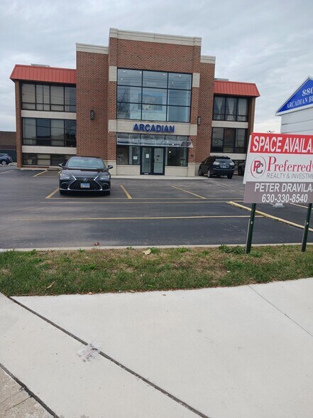880 N York Rd, Elmhurst, IL à louer - Photo du bâtiment - Image 2 de 13