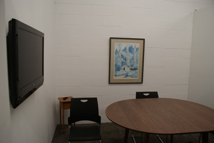 500 Wentworth St, Oshawa, ON for sale - Building Photo - Image 2 of 5