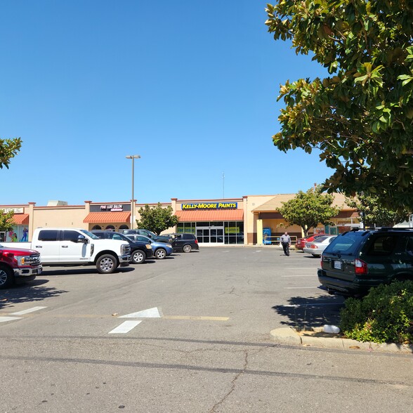 1151 Bridge St, Yuba City, CA for lease - Building Photo - Image 2 of 8