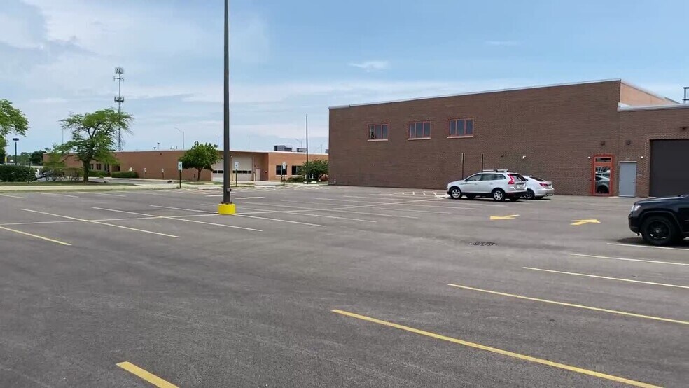 3005 MacArthur Blvd, Northbrook, IL à louer - Vidéo sur l’inscription commerciale - Image 2 de 11