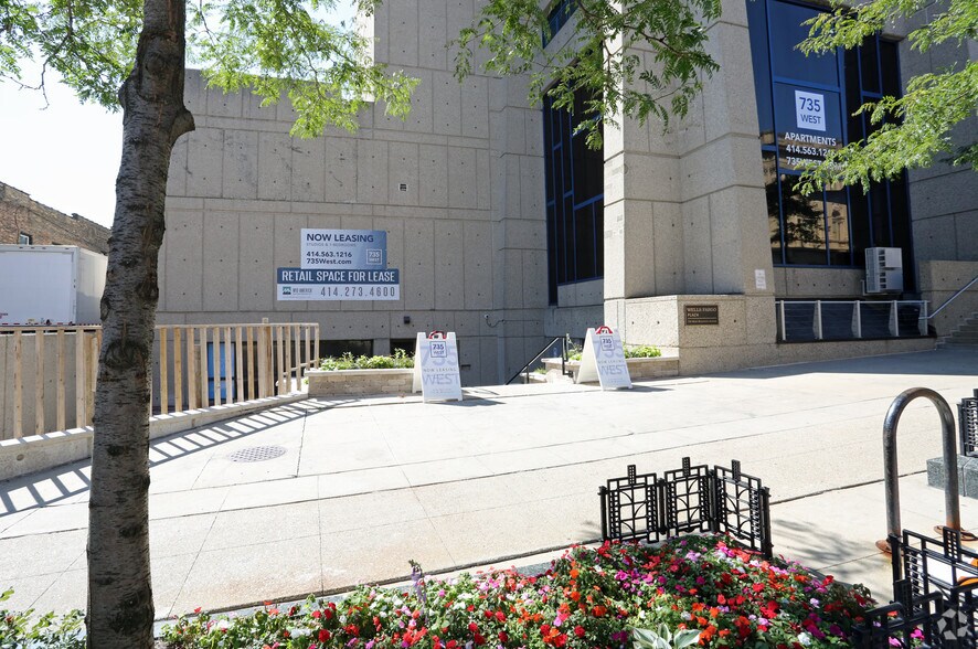 735 W Wisconsin Ave, Milwaukee, WI à louer - Photo du bâtiment - Image 2 de 2