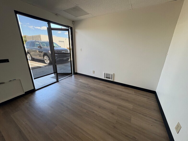 10621 Bloomfield St, Los Alamitos, CA à louer - Photo du bâtiment - Image 2 de 4