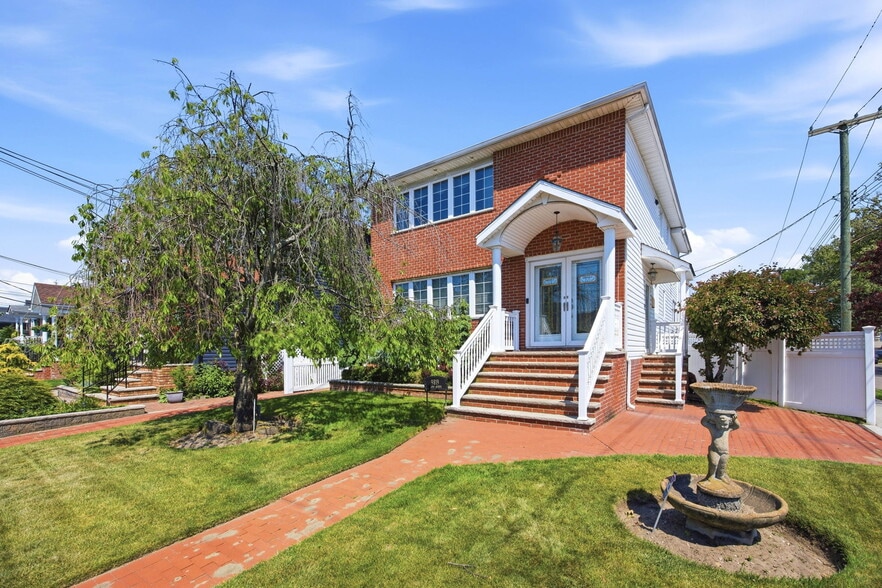 9819 160th Ave, Howard Beach, NY à vendre - Photo du bâtiment - Image 2 de 27