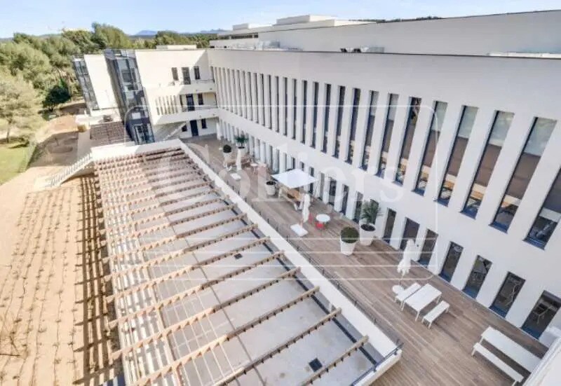 Bureau dans à louer - Photo du bâtiment - Image 2 de 8