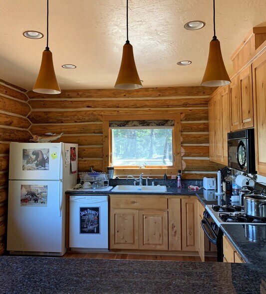 490 Bear Paw Trl, Trinity Center, CA à vendre - Photo du bâtiment - Image 2 de 32