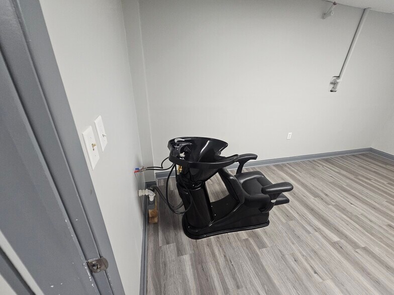 6117 N College Ave, Indianapolis, IN à louer - Photo du bâtiment - Image 2 de 14