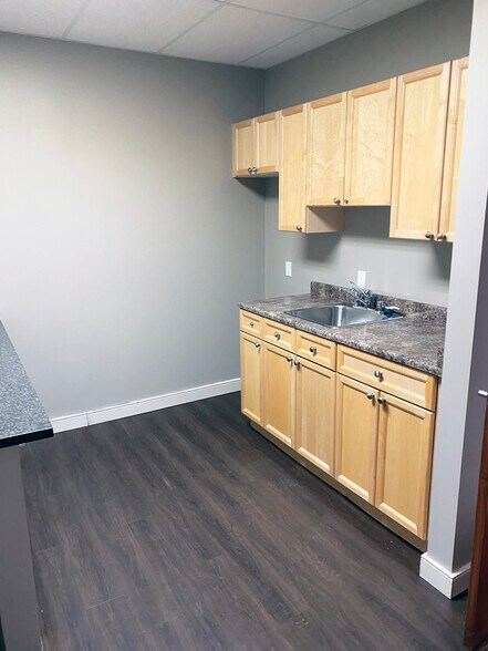 9943 109th St, Edmonton, AB à louer - Photo intérieure - Image 3 de 12