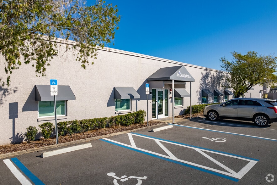 110-114 Douglas Rd E, Oldsmar, FL à vendre - Photo du bâtiment - Image 1 de 6