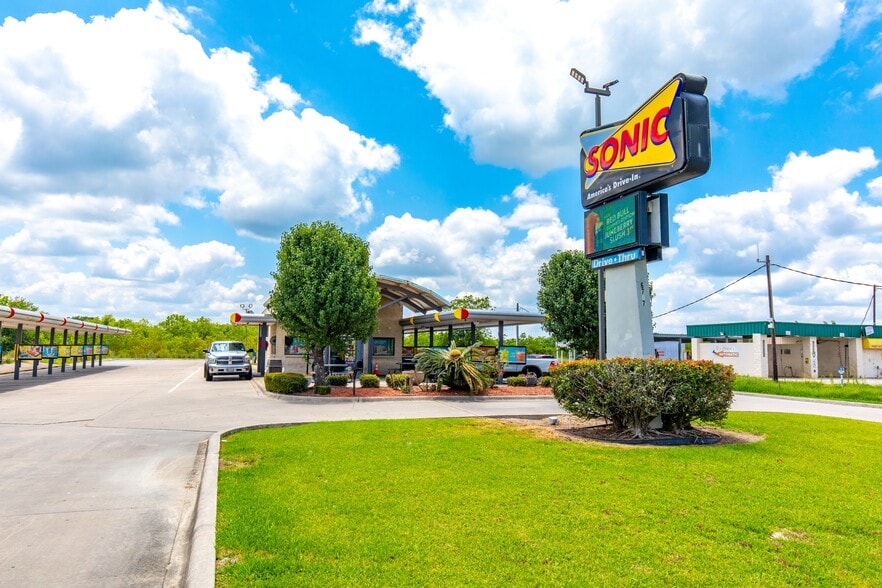 6767 W Port Arthur Rd, Port Arthur, TX à vendre - Photo du bâtiment - Image 3 de 20
