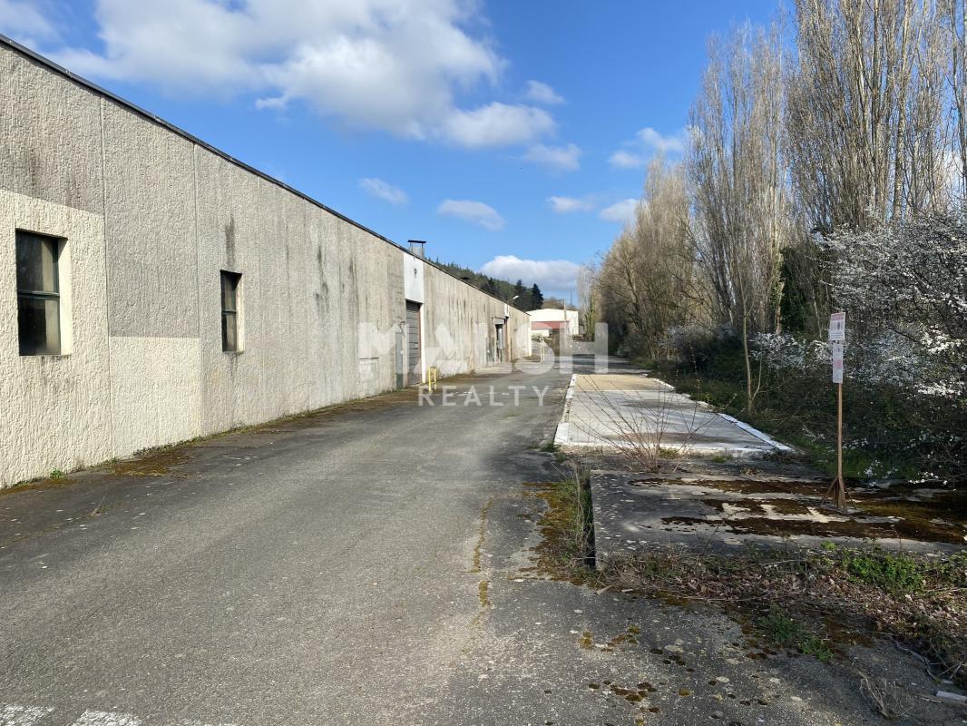 Flex in La Roche-Vineuse for lease Building Photo- Image 1 of 36
