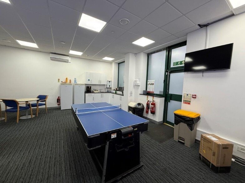 Leatherhead Rd, Chessington for lease - Interior Photo - Image 3 of 8
