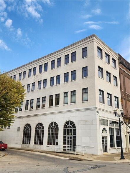 19 E Washington St, New Castle, PA à louer - Photo du bâtiment - Image 3 de 11