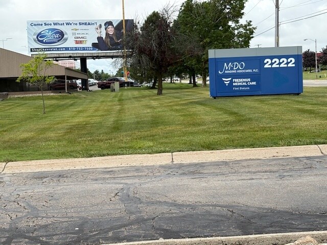 2222 S Linden Rd, Flint, MI à vendre Photo du bâtiment- Image 1 de 1